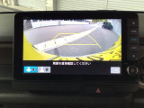 【バックカメラ】運転が苦手な方も車庫入れラクラクです!ギアをリバースに入れれば自動的に切り換わりますので、面倒な操作は不要です♪狭い駐車場もお車を傷つけず安心ですね!