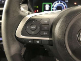 ステアリングスイッチ付きで、運転中に視線を前に向けたまま操作できます。