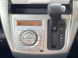 【オートエアコン】一度お好みの温度に設定すれば、車内の温度を検知し風量や温度を自動で調整。暑い&hellip;寒い&hellip;と何度もスイッチ操作をする必要はありません。快適な車内空間には必須の機能ですね♪