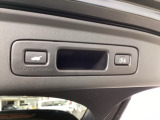 ハンズフリーアクセスパワーテールゲートは、足先をかざすだけで開閉でき、荷物で手がふさがっている時も便利。予約クローズ機能により、離れると自動で閉まるため、積み込み後もスムーズに移動できます。