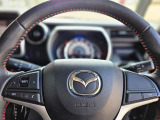【ステアリングスイッチ】ステアリングスイッチは運転姿勢や視線を崩さずに操作が可能です。左側にはオーディオ類があります。