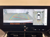 【パノラミックビューモニター】専用のカメラにより、上から見下ろしたような視点で360度車の周囲を確認することができます。