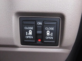狭い駐車場や壁際でもドアをぶつける心配が少なく開けられる両側スライドドアです。両側共に電動で、開閉操作も楽々です!