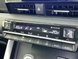 左右独立温度コントロールフルオートエアコンです。運転席、助手席それぞれで独立して温度設定ができます。冷え性の方が乗っても安心ですね♪
