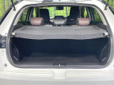 【トノカバー】デッキに積み込んだ荷物を雨風や盗難のリスクから守るトノカバーを装備。気兼ねなく荷物を積み込んでお使いいただけます。