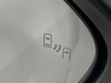 ブラインドスポットモニター(BSM)を装備しています。隣を走る車両が死角に入るとミラー内LEDインジケーターが点灯。さらに、ウィンカーを出すとインジケーターが光って点滅して注意を促してくれます。