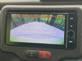 【バックカメラ】駐車時に後方がリアルタイム映像で確認できます。大型商業施設や立体駐車場での駐車時や、夜間のバック時に大活躍!運転スキルに関わらず、今や必須となった装備のひとつです!