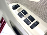【電動格納ミラー】サイドミラーは電動格納式となっており、狭い駐車場でもキズがつくリスクを抑えられます。
