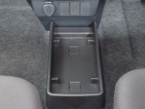 センターフロアトレイ。ティッシュ箱を置いた下にも携帯電話などを収納できる空間があります。さり気ない気遣いを感じられます。