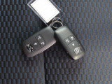 電子キーをポケットやカバンに入れているだけで、ドアの開錠・施錠が行えます。荷物を抱えていてもラクラク開閉です。エンジン始動も行えます。