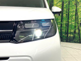 【LEDヘッドライト】悪天候や夜間走行時も良好な視界を確保し安心して運転できる高輝度LEDヘッドライトを装備!点灯速度が早く、消費電力も抑えられています。