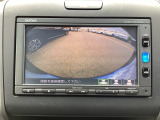 【リアカメラ】運転が苦手な方も車庫入れラクラクです!ギアをリバースに入れれば自動的にモニターが切り換わりますので、面倒な操作は不要です。狭い駐車場もお車を傷つけず安心です!