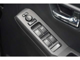 スイッチ一つで窓を開け閉めできるパワーウィンドウスイッチです。