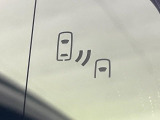 【ブラインドスポットモニター】走行中、ドアミラーの死角になりやすい箇所に後続車が接近するとサイドミラーのレンズに警告を表示!ドライバーに注意喚起をしてくれます。