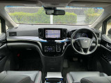 運転席からの視界が広く、隅々まではっきり見渡せます☆小物入れも多くスッキリした運転席廻り