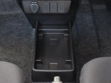 センターフロアトレイ。ティッシュ箱を置いた下にも携帯電話などを収納できる空間があります。さり気ない気遣いを感じられます。