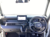運転席周りです。カップホルダーや小物の収納などは必須ですよね!!使い勝手の良いつくりになっております!!