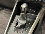 モーターの力を効率よくタイヤへ伝える専用トランスミッション。高級感のある本革巻き仕様です。