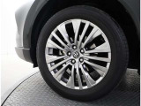 かっこいいホイールですね。 車のイメージを大きく左右するホイール部分はコダワリを持ちたいですね。