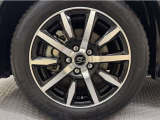 社外アルミホイール装着!社外品なので、車体とアルミホイールが同じ組み合わせのものになかなか巡り合うことがありません。個性溢れるこちらの車、いかがでしょうか。