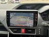 バックカメラが装備されておりますので、駐車時など見えづらい後方視界を確保してくれます。