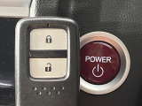 【Hondaスマートキー】カバンやポケットに入れたままでもドアの施錠・解錠が可能なスマートキーを装備。エンジンのオン・オフ時もカギを取り出す必要が無いからとっても便利です♪