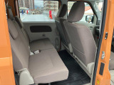 リヤシートも全車消毒済みです。収納時はきれいに収まり、荷台がフラット、広々荷室に。足元には【リヤヒーター】あり。消毒済み。