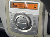 【オートエアコン】一度お好みの温度に設定すれば、車内の温度を検知し風量や温度を自動で調整。暑い&hellip;寒い&hellip;と何度もスイッチ操作をする必要はありません。快適な車内空間には必須の機能ですね♪