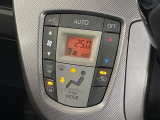 【オートエアコン】一度お好みの温度に設定すれば、車内の温度を検知し風量や温度を自動で調整。暑い&hellip;寒い&hellip;と何度もスイッチ操作をする必要はありません。快適な車内空間には必須の機能ですね♪