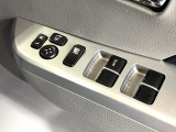 【電動格納ミラー】サイドミラーは電動格納式となっており、狭い駐車場でもキズがつくリスクを抑えられます。