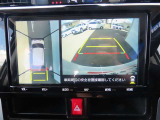 (パノラミックビューモニタ-)車を上から見たような映像で死角もバッチリ確認できます。