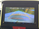 【バックカメラ】駐車時に後方がリアルタイム映像で確認できます。大型商業施設や立体駐車場での駐車時や、夜間のバック時に大活躍!運転スキルに関わらず、今や必須となった装備のひとつです!