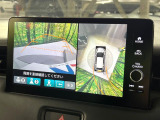 【マルチビューカメラシステム】専用のカメラにより、上から見下ろしたような視点で360度クルマの周囲を確認することができます☆死角部分も確認しやすく、狭い場所での切り返しや駐車もスムーズに行えます。