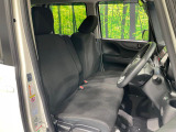 運転席まわりには十分なスペースがあり、大柄な方でもゆったり運転していただける環境です。