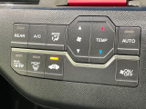 【オートエアコン】一度お好みの温度に設定すれば、車内の温度を検知し風量や温度を自動で調整。暑い&hellip;寒い&hellip;と何度もスイッチ操作をする必要はありません。快適な車内空間には必須の機能ですね♪