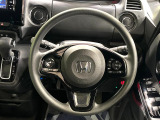 インテリアに合わせたデザインのステアリングは、運転される方のことも考え、運転しやすい形状、大きさです。是非一度、実際に触ってお確かめください。