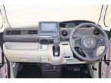 操作性に優れた運転席となります!小物入れや各ボタンの配置にこだわり、使いやすいです!座り心地もよく視認性も良好なのでロングドライブもお任せ下さい!