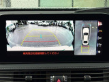 【パノラミックビューモニター】クルマを真上から見下ろした視点で駐車をサポートします!クルマの斜め後ろや真横など、いち早く障害物に気が付くことができます。
