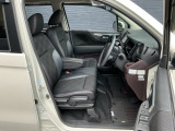 フロントシートです!!ベンチシートなので座席の移動もスムーズに出来ます!!足元も広く運転も楽ですよ!!