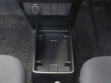 センターフロアトレイ。ティッシュ箱を置いた下にも携帯電話などを収納できる空間があります。さり気ない気遣いを感じられます。