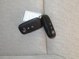 電子キーをポケットやカバンに入れているだけで、ドアの開錠・施錠が行えます。荷物を抱えていてもラクラク開閉です。エンジン始動も行えます。