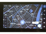 スマホやiPhoneと連携し対応アプリを表示させて使うコネクティッドナビ対応ディスプレイオーディオPlus。フルセグTV対応です。ナビ連動ETC2.0搭載。利用日や料金の確認がモニターで出来ます。