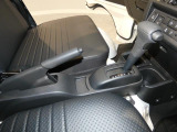 【ATシフト周り】操作しやすい配置のシフトレバーとパーキングブレーキです。日々の運転でよく触れる場所ですので、清潔感を大切に仕上げております。安心感のある操作で、毎日の移動をサポートします。