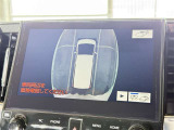 【PVM】映像を合成して、車を真上から見下ろしたような映像をナビゲーション画面に表示する機能です。運転席からでは見にくい車の周囲の状況を把握し、駐車や狭い道での走行などを安全に行えます。