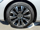 5マルチスポーク 8.0J&times;18インチ ダイヤモンドカット/ブラック 235/45R18サイズのミシュランを装着 ラグジュアリーな足元を演出します。