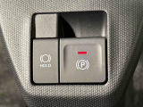 指先だけで簡単に操作が可能な電動パーキングブレーキを採用。「HOLD」スイッチを押すと、渋滞や信号待ちなどでブレーキペダルから足を離しても、ブレーキを保持するので安心です
