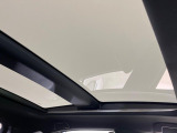 【調光パノラマルーフ】車内の解放感が一気に上がる大型パノラマルーフに調光機能がプラス!日差しが強い時、シェードを閉めなくてもガラスの透明度を調整することで心地よい明るさに♪