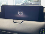 【12.3インチマツダコネクト】車内の雰囲気にマッチした大型ディスプレイ。スマホ接続でのナビ使用やBluetooth再生等、様々な機能が楽しめます。直感的なダイヤル操作が可能で、使い勝手も良好です。