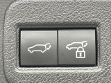 【パワーバックドア】スマートキーや運転席のボタンを押すだけでリアゲートが自動で開閉します!荷物を持っている時や、高い位置にあるバックドアを閉める際に便利な機能です♪