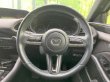 インテリアに合わせたデザインのステアリングは、運転される方のことも考え、運転しやすい形状、大きさです。是非一度、実際に触ってお確かめください。